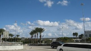 リゾート気分です。喫煙所は南国の風景を見ながら外ですよ！