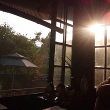 夕陽が射し込む静かな茶房〜