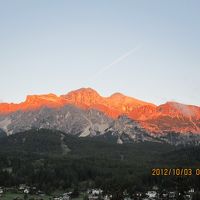 山側の眺望、朝陽に染まるドロミテの山々