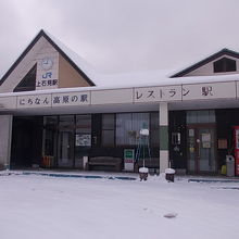 正面から見た駅舎の様子