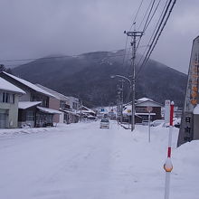 素朴な風情の駅前通り