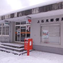 駅のすぐ傍に、同名の立派な郵便局もあります