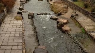 川沿いに足湯があります。