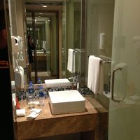 ちょと手狭だが清潔なシンク周り