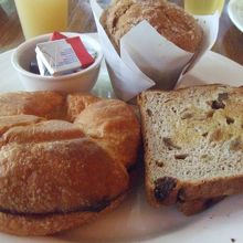 朝食はビュッフェ式。ほか、ヨーグルトも食べました。