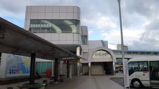 鳥羽駅 --- 鳥羽市の中心駅です。「鳥羽水族館」も近いです。