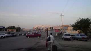 シムケントからマルシュルートカで２時間、ジベック・ジョリ国境