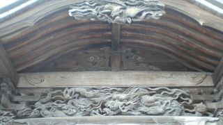 ハケの地だけに龍の欄間は映えますね