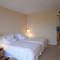 窓の外には海が広がります