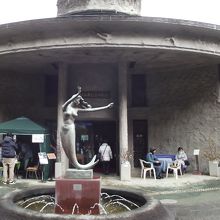 記念美術館入口前