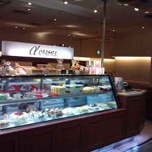 ショーケース内の茶菓子を買っていく人の方が多く見られた