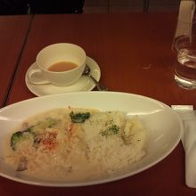 ランチメニューの一つである、チキンと茸のクリームピラフ