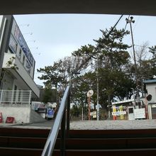 西側出口、小屋と道祖神みえますか。松林は神社