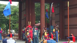 王宮守門将の交代儀式の再現、一度は見るべき！