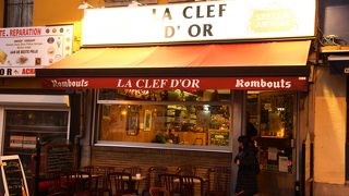 ジュドバル広場前のカフェ