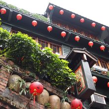 赤ちょうちんが建物の雰囲気に合っています。
