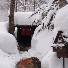 露天風呂の入口と「寸志箱」