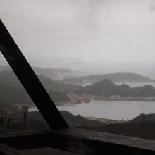 席から見える景色も良いです。台風が来てたので天気悪いけど…。
