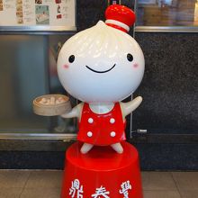 一緒に写真を撮れと言わんばかりのマスコットが店頭に。