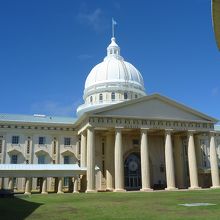 青空に映える国会議事堂
