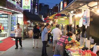 安くていろんなお店があります。