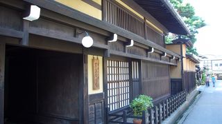 建物の隅々まで神経の行届いた繊細さと女性的な美しさ