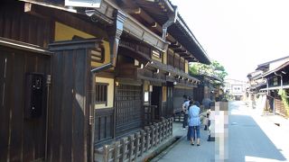 豪快に組み上げられた梁組みと広い土間が表す空間は見事