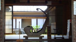 水琴窟の音を聞きながら庭を眺める至福の時間