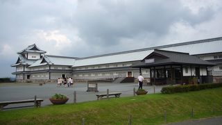 白い壁がきれいな城郭