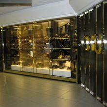 空港内にあるグッチの店舗