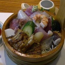 刺身たっぷりのちらし寿司