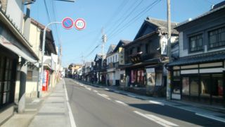 磁器を扱うお店や窯元が並んでいます