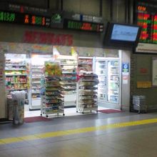 駅内のコンビニ