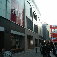 駅ビルの先はおなじみの電気街です。