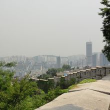 東大門のビルが見えます