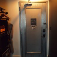 夜中にドアの下から請求書が滑り込んでいました。