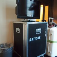 テレビの下にあるのは冷蔵庫。