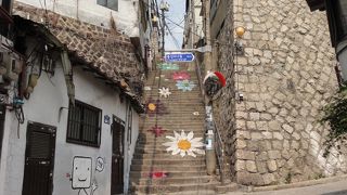 道路や階段、家屋の壁にアートが！