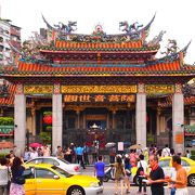 台湾らしい極彩色のお寺。