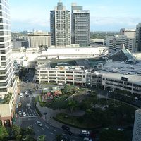 客室からの眺望。周辺にはショッピング施設が多数。