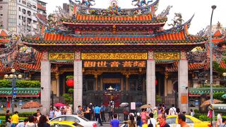 台湾らしい極彩色のお寺。