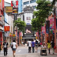 メインストリートは人の少ない竹下通りか渋谷センター街か。