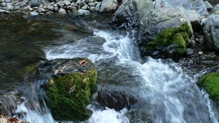 夫婦岩や八畳岩などの奇岩が見られる摂津峡（せっつきょう）