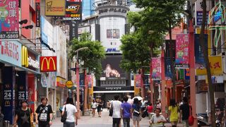 若い人の活気にあふれた明るい街。原宿と渋谷と秋葉原を足して3で割った感じ。