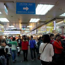 夜の美食区の混雑ぶり