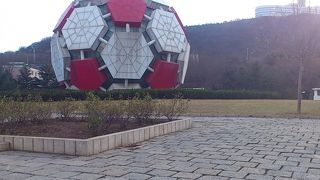 サッカーボールが目印。市内を一望できるスポットです