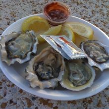 レモンとカクテルソースで