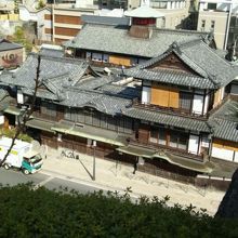 湯神社より、本館を望む