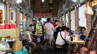 ローカルな雰囲気…食堂もあり地元の人で賑わう市場