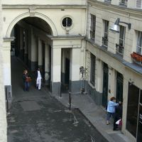 窓からの風景。通りから左のアーチをくぐって入ってきます。